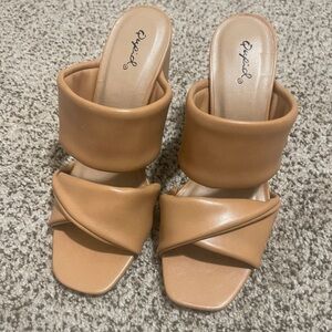 Chic Tan Women's Heeled Sandals-NWOT